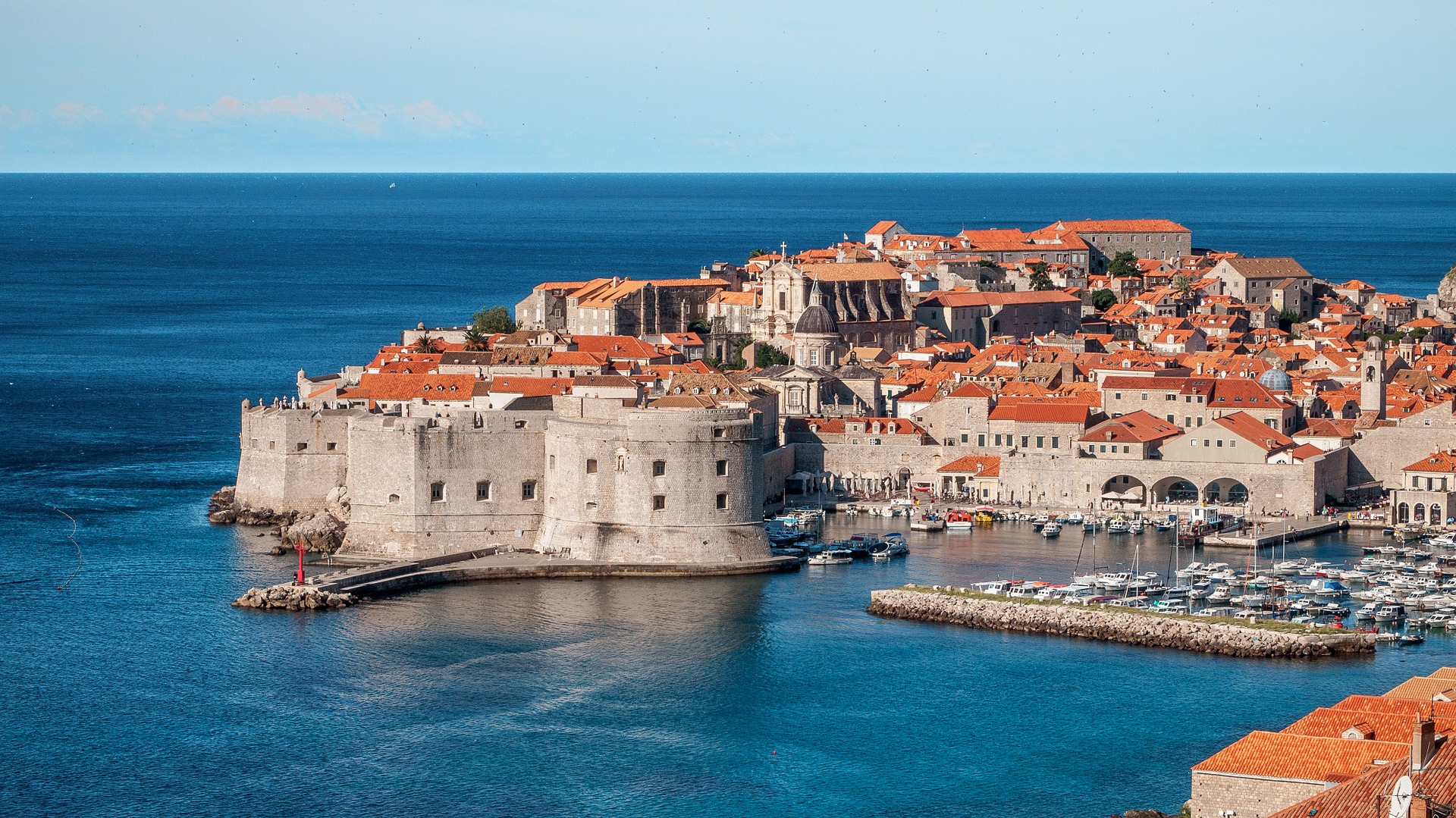 Chorwacja jest stosunkowo niewielkim, ale interesującym państwem z ciekawą, zawiłą historią oraz mnóstwem urokliwych miejsc wartych odwiedzenia. 